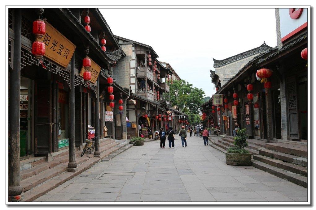逃离废弃的卡车场
